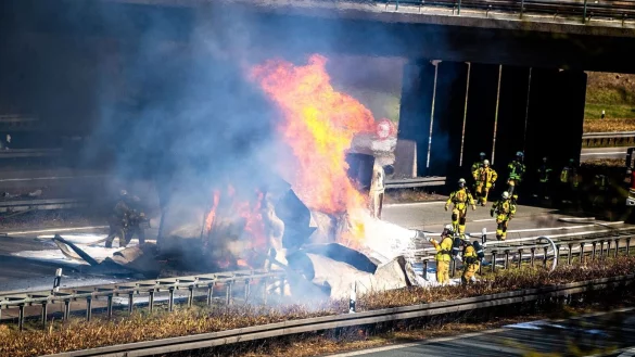 Der Brand eines Gefahrgutlastwagens besch&auml;ftigte zahlreiche Feuerwehrleute. (Archivbild) - &copy; Daniel Schr&ouml;der/dpa