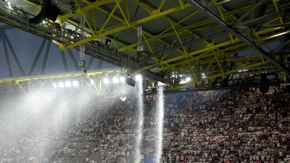 Der Kletterer hatte sich in der Dachkonstruktion des Stadions aufgehalten. Das Spiel war wegen eines Gewitters unterbrochen worden (Archivfoto) - © Marcus Brandt/dpa