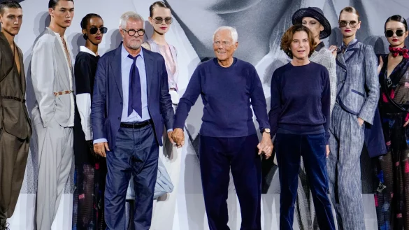 Vergangenes Jahr zeigte sich Armani auf dem Laufsteg mit Leo Dell\\\'Orco und seiner Nichte Roberta. (Archivbild) - © Luca Bruno/AP/dpa