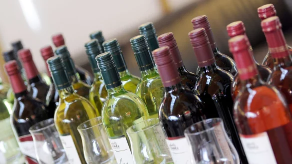 Der Konsum von Wein ist weltweit seit längerem rückläufig, aber es wird oft teurerer Wein getrunken als früher (Archivbild). - © Daniel Reinhardt/dpa