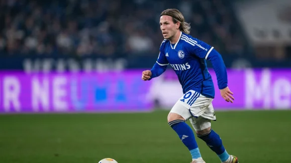 Bis Sommer wird Fußballer Lino Tempelmann von Schalke an Ligakonkurrenten Braunschweig verliehen. - © Marius Becker/dpa