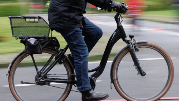 Rettungsdienstler fordern eine Helmpflicht für Pedelec-Fahrer. (Symbolbild) - © Friso Gentsch/dpa