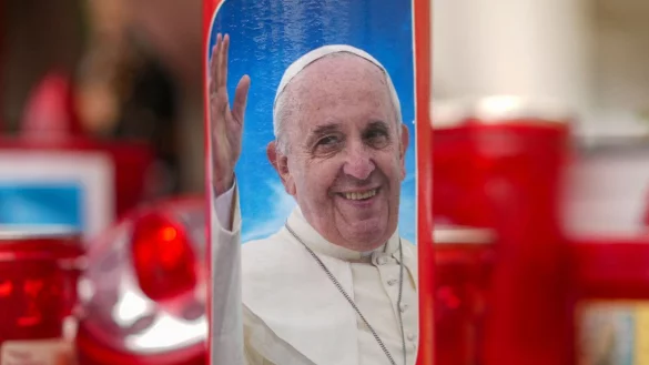 Während seines Pontifikats hat Papst Franziskus Millionen Menschen bewegt. (Archivbild) - © Andrew Medichini/AP/dpa