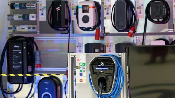 Die Bundesnetzagentur hat die elektrische Sicherheit von Wallboxen geprüft und festgestellt: Keine Gefahren für die Nutzerinnen und Nutzer. Auch die Funktechnik funktionierte. (Symbolbild) - © Henning Kaiser/dpa