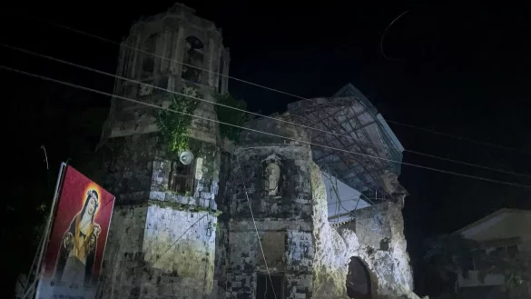 Bei dem Erdbeben wurde auch eine Kirche besch&auml;digt. - &copy; Stringer/XinHua/dpa