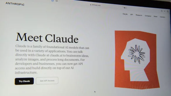 Die neue KI-Software von Anthropic kann 30 Stunden am Stück programmieren. (Archivbild) - © Andrej Sokolow/dpa