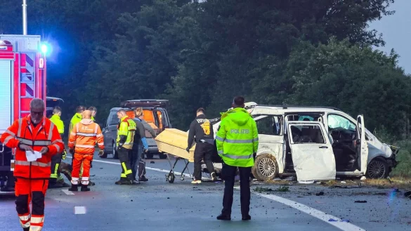 Bei einem Unfall eines Kleinbusses auf der Autobahn 48 bei Koblenz sind in der Nacht drei Menschen tödlich verletzt worden. - © Daniel Evers/dpa