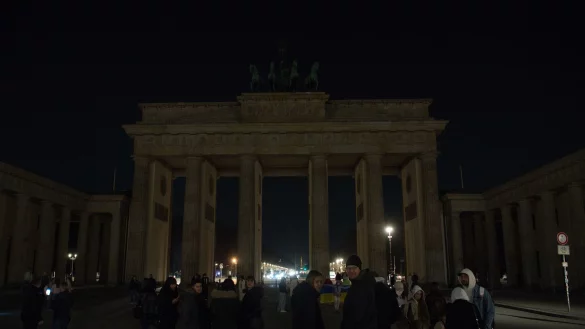 Licht aus am Brandenburger Tor - mit der weltweiten Aktion Earth Hour will die Umweltschutzorganisation WWF ein Zeichen für mehr Klimaschutz setzen. - © Paul Zinken/dpa