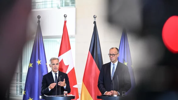 Bundeskanzler Merz wirft dem russischen Präsidenten Putin eine Verzögerungsstrategie bei der Suche nach Frieden für die Ukraine vor. - © Britta Pedersen/dpa