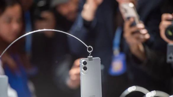 Auch von Apple wird in diesem Jahr eine dünnere iPhone-Version erwartet. - © Andrej Sokolow/dpa