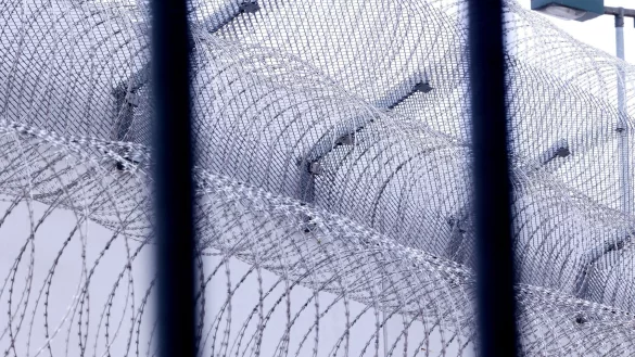 Ein in der Tasche eines Mitgefangenen geflohener Häftling in Frankreich ist wieder hinter Gittern. (Archivbild) - © David Young/dpa