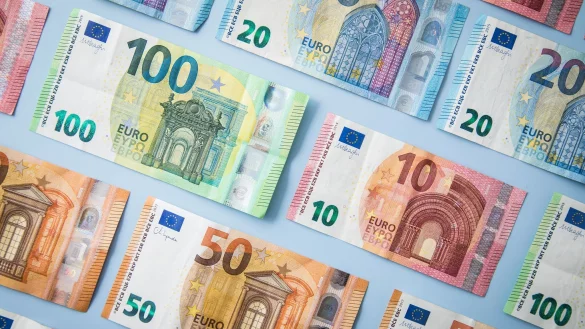 Bonus verpasst? Auch ohne schriftliche Zusage kann eine regelm&auml;&szlig;ige Zahlung zur Pflicht werden. - &copy; Christin Klose/dpa-tmn