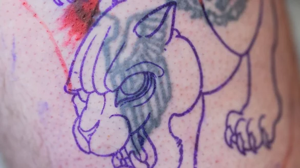 In einem Tattoo-Studio in Siegen werden Reichsadler, Hakenkreuze und andere Hass-Symbole kostenlos mit neuen Tattoos &uuml;bermalt. - &copy; Rolf Vennenbernd/dpa