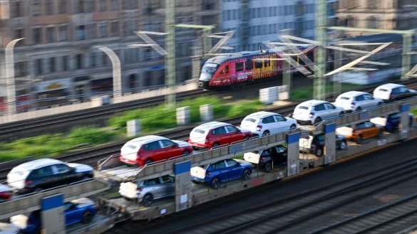 Neuwagen: Bei Verbrauchern stehen für den nächsten Autokauf Verbrenner wieder höher im Kurs. (Archivbild) - © Hendrik Schmidt/dpa