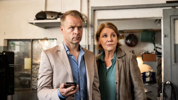 Marie Brand und J&uuml;rgen Simmel verfolgen die Ortung eines Handys. - &copy; Martin Valentin Menke/ZDF/dpa