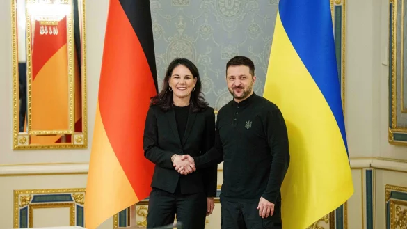 Der ukrainische Präsident Wolodymyr Selenskyj empfängt die deutsche Außenministerin Annalena Baerbock in Kiew. - © Evgeniy Maloletka/AP/dpa