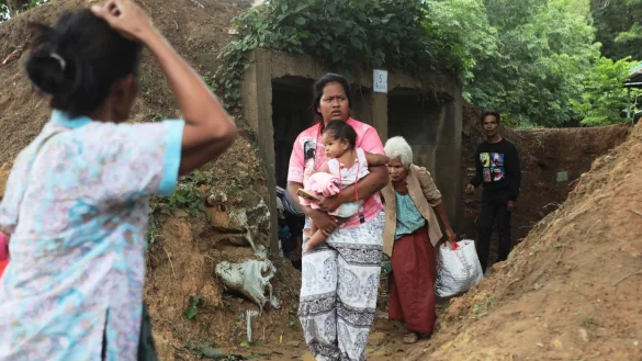 Zahlreiche Menschen in der Grenzregion mussten sich in Sicherheit bringen. - &copy; Sunny Chittawil/AP/dpa