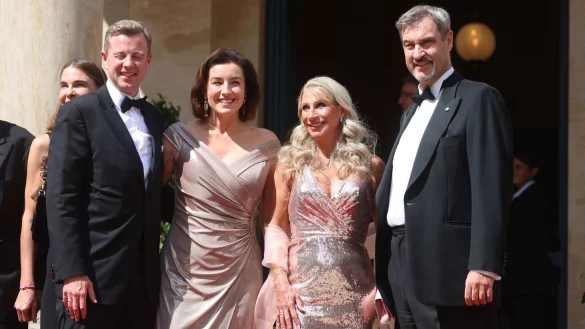 Es funkelte zum Start der Bayreuther Festspiele 2025: Forschungsministerin Dorothee B&auml;r (2.v.l) und Karin Baum&uuml;ller-S&ouml;der (2.v.r) in Abendkleidern, ihre Ehem&auml;nner Oliver B&auml;r (l.) und Markus S&ouml;der (r.) im Smoking. (Archivbild) - &copy; Karl-Josef Hildenbrand/dpa