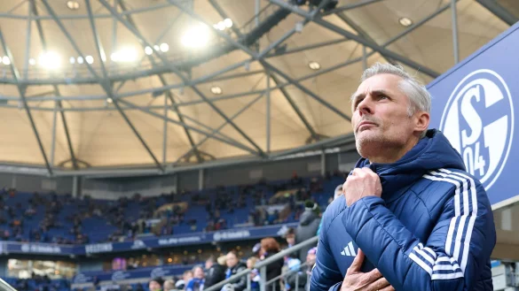 S04-Coach Kees van Wonderen (r) will mit seiner Mannschaft so schnell wie m&ouml;glich40 Punkte holen. - &copy; Bernd Thissen/dpa