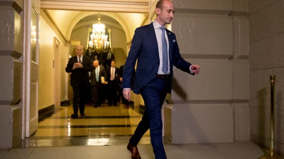 Stephen Miller gilt als einer der wichtigsten Spindoktoren für Trumps Strategie. (Archivbild) - © Andrew Harnik/AP/dpa