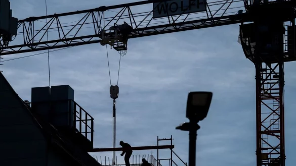 Das Forschungsinstitut IW rechnet damit, dass die deutsche Wirtschaft in diesem Jahr etwas schrumpft. Besonders betroffen sei die Baubranche. (Symbolbild) - &copy; Soeren Stache/dpa