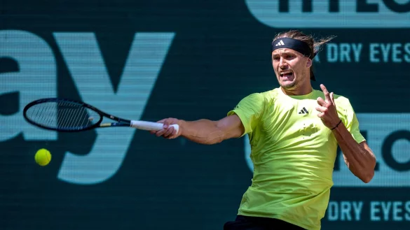 Alexander Zverev hat den Einzug ins Halle-Finale verpasst. - © David Inderlied/dpa