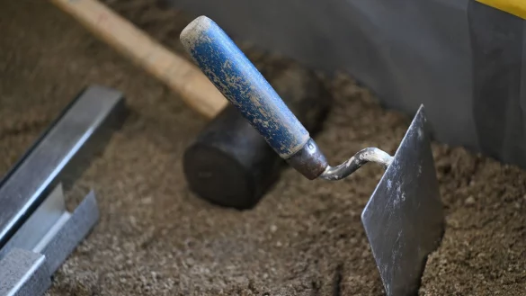 Nachfolgelücke in mittelständischen Firmen wächst (Symbolbild) - © Arne Dedert/dpa