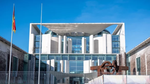 Am Nachmittag trafen sich die Ministerpräsidenten mit Bundeskanzler Merz. (Archivbild) - © Michael Kappeler/dpa