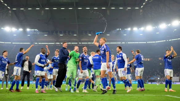Ausgefallener Jubel der Schalker nach dem 2:1-Sieg gegen Bochum. - &copy; Anke Waelischmiller/dpa
