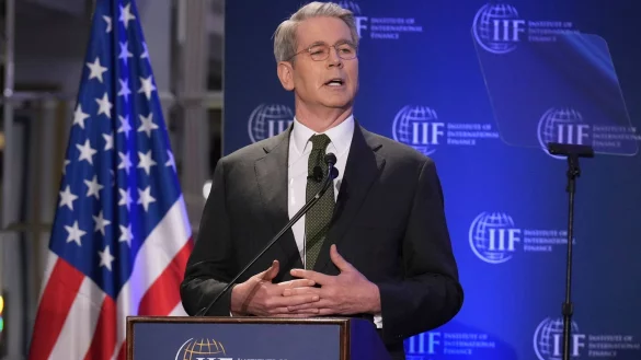 US-Finanzminister Bessent spricht über den Zollstreit mit China. - © Jacquelyn Martin/AP/dpa