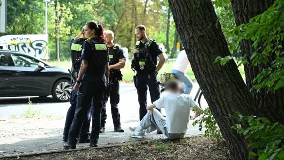 Polizisten stehen an der Unfallstelle. - © Annette Riedl/dpa