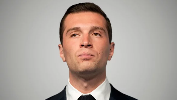 Jordan Bardella k&ouml;nnte 2027 f&uuml;r das Rassemblement National bei der Pr&auml;sidentschaftswahl ins Rennen gehen. (Archivbild) - &copy; Louise Delmotte/AP/dpa