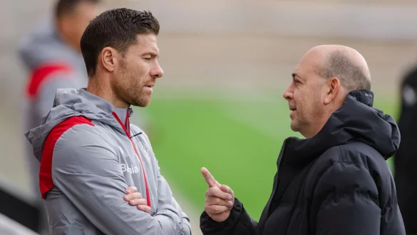 Fernando Carro, Vorsitzender der Geschäftsführung, fordert von Leverkusens Trainer Xabi Alonso (l) eine Entscheidung. - © Marius Becker/dpa