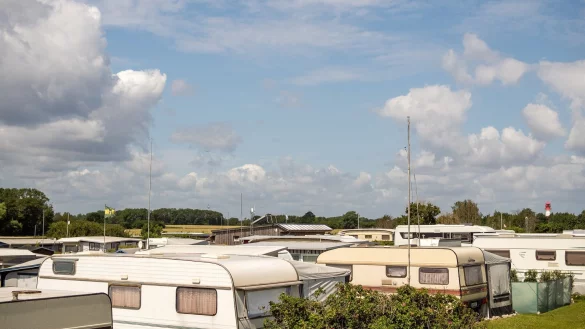 Oft kämpfen Camper gegen das Funkloch. (Foto-Archiv) - © Frank Hammerschmidt/dpa