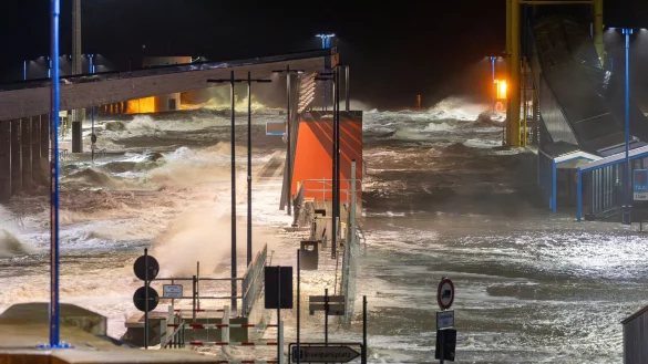 Ein Sturmtief treibt das Wasser gegen die schleswig-holsteinische Nordseeküste. - © Bodo Marks/dpa