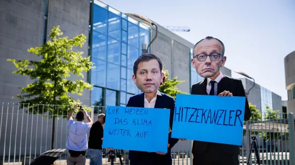 Auf diese beiden, gegen derden Politik Klimaschützer vor dem Kanzleramt demonstrieren, kommt es beim Koalitionsausschuss an. - © Christoph Soeder/dpa