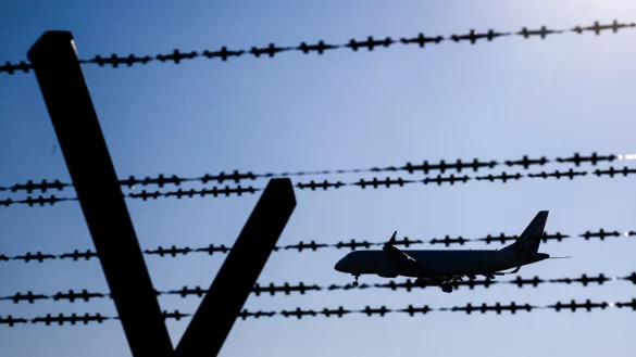 Die Gewerkschaft der Polizei in Niedersachsen fordert mehr Personal - auch um bei Rückführungen die Landesaufnahmebehörde unterstützen zu können. (Symbolbild) - © Julian Stratenschulte/dpa