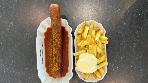 Einmal Currywurst mit Pommes in der Autostadt Wolfsburg - auch dort ist das Gericht zu kaufen, und zwar als «Volkswagen Currywurst». (Archivbild) - © Gregor Tholl/dpa