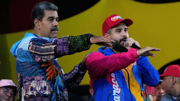 Venezuelas autorit&auml;rer Pr&auml;sident Nicol&aacute;s Maduro (links) will mit den Wahlen seine Macht zementieren. (Archivbild) - &copy; Ariana Cubillos/AP/dpa