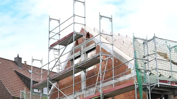 Die Baupreise in Deutschland steigen weiter (Archivbild) - © Bernd Weißbrod/dpa