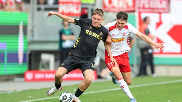 K&ouml;ln-Neuzugang Isak Johannesson k&auml;mpft gegen Regensburg Leo M&auml;tzler um den Ball. - &copy; Daniel L&ouml;b/dpa