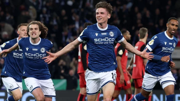 Leistung lohnt sich: Die Bielefelder um Torschütze Maximilian Großer verdienen im DFB-Pokal Millionen. - © Friso Gentsch/dpa