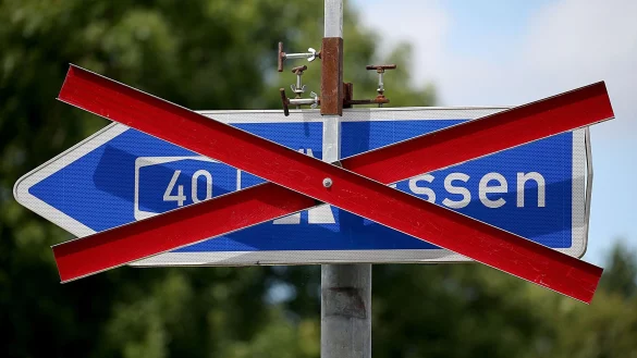 Ein Schild zur Auffahrt zur Autobahn A40 zeigt eine Sperrung in Duisburg an. (Archivbild) - © Oliver Berg/dpa