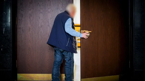 Ein ehemaliger Geistlicher räumt vor Gericht teilweise ein, den Kläger sexuell bedrängt zu haben. - © Christoph Reichwein/dpa