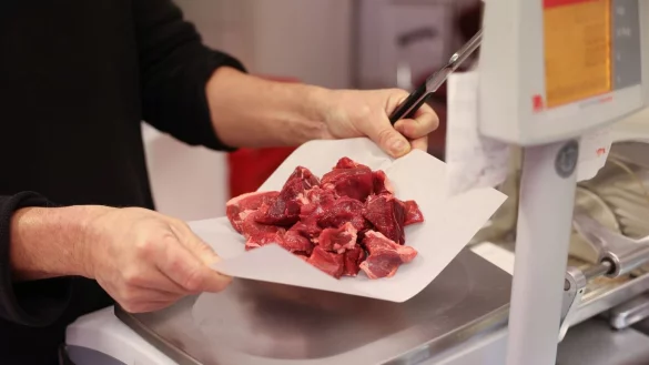 Von Wildgulasch bis zum feinen Rehrücken: Mehr 2200 Tonnen Wildfleisch stammten zuletzt aus NRW-Revieren (Foto Illustration) - © Joerg Carstensen/dpa