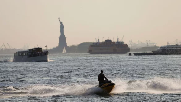 Die Sicht ist getrübt in New York - das liegt an Bränden weit entfernt - © Heather Khalifa/AP/dpa