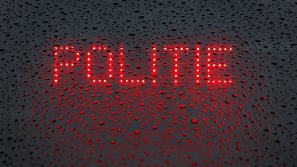 Das niederl&auml;ndische Wort f&uuml;r Polizei lautet &laquo;Politie&raquo;. (Symbolbild) - &copy; Friso Gentsch/dpa