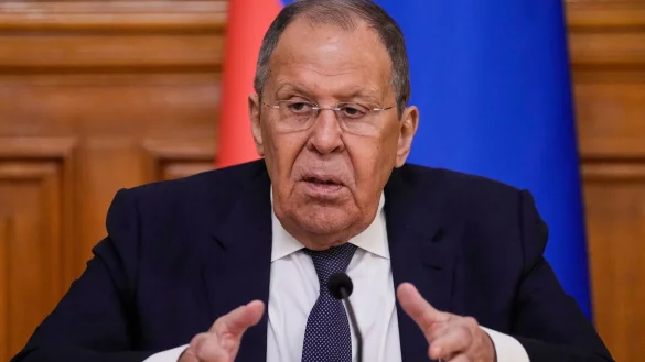 Lawrow sieht die Bedingungen für ein Spitzentreffen von Putin mit Selenskyj für nicht erfüllt an. - © Alexander Zemlianichenko/AP Pool/dpa