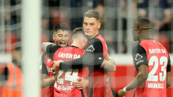 Mit einem Sieg gegen kämpferische Bochumer hält Leverkusen die Hoffnung auf die Titelverteidigung am Leben. - © Anke Waelischmiller/dpa