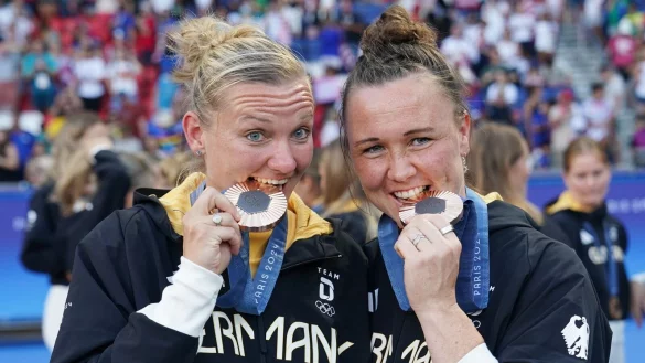 Marina Hegering (r.) holte 2024 mit Deutschland Olympia-Bronze in Paris. - &copy; Marcus Brandt/dpa